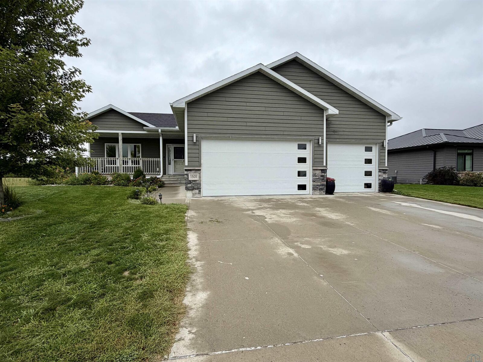 Property Photo:  1501 Country Club Drive  SD 57025 