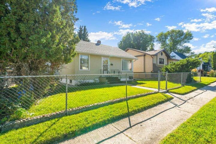 Property Photo:  251 12 Street SE  AB T1A 1V4 