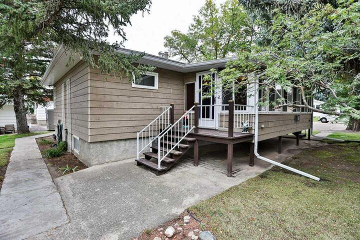 Property Photo:  132 5 Avenue NE  AB T0K 1M0 