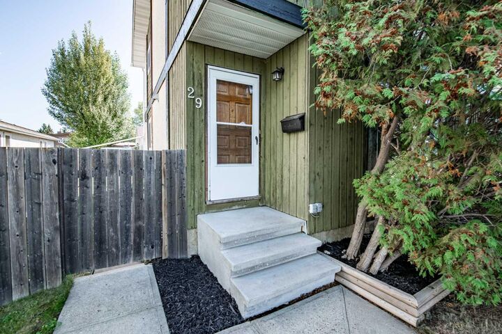 Property Photo:  29 Abbott Close  AB T4R 1B4 