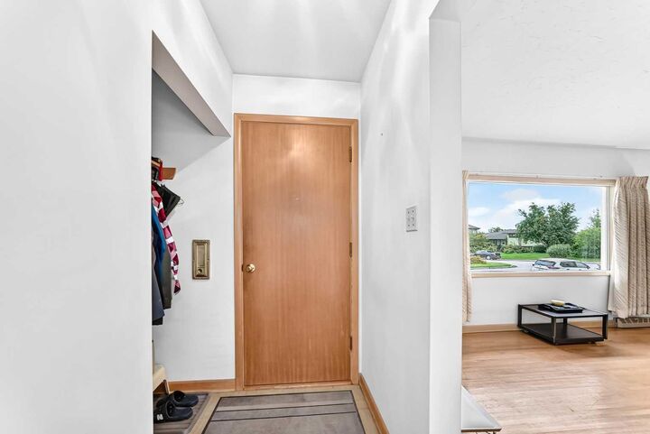 Property Photo:  14 Carnarvon Way NW  AB T2K 1W4 