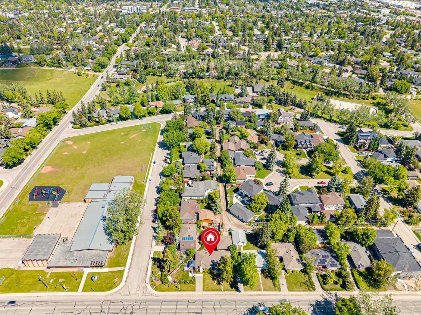 Property Photo:  4528 26 Avenue SW  AB T3E 0P9 