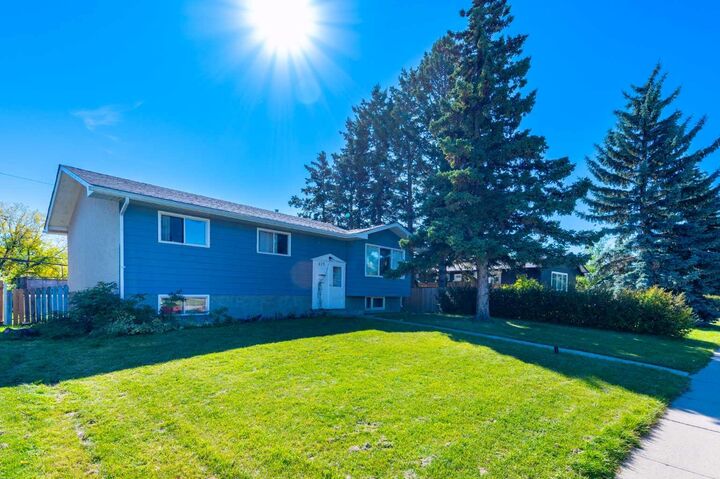 Property Photo:  823 Sabrina Road SW  AB T2W 0P5 