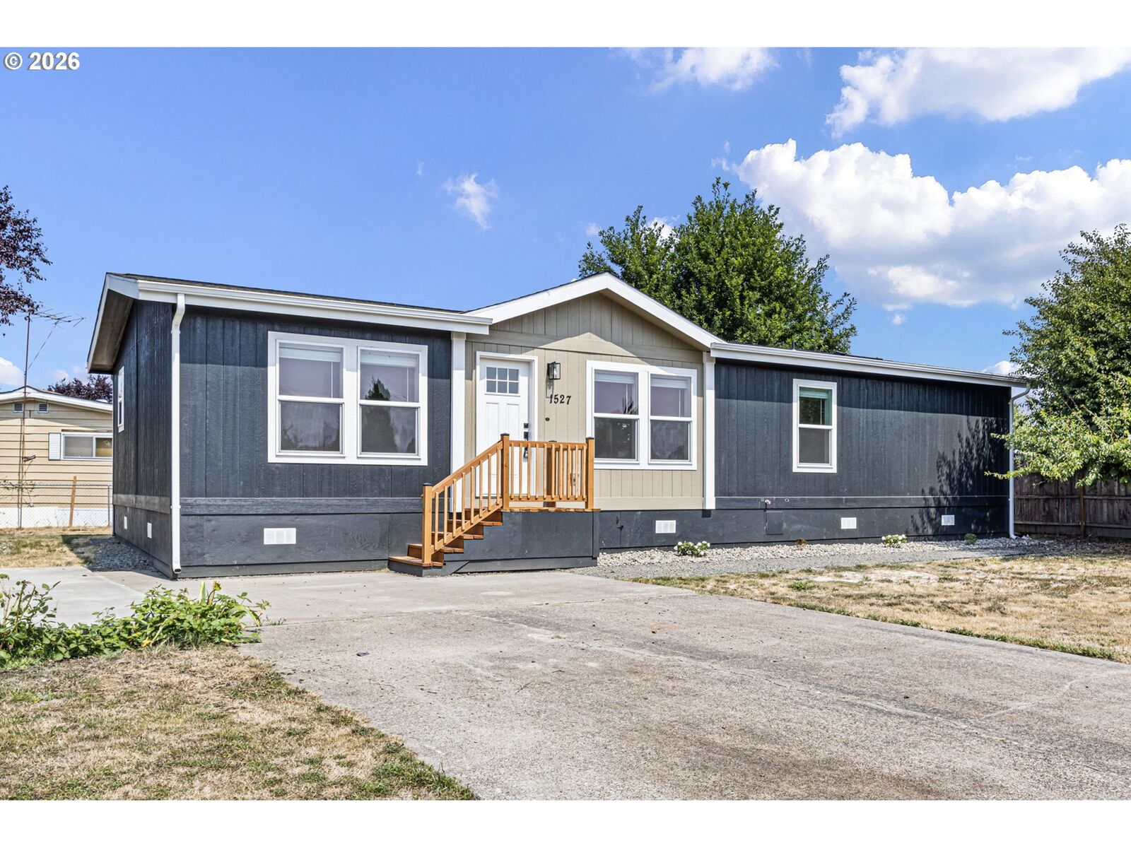 Property Photo: 1527 NW 3rd St OR 97128