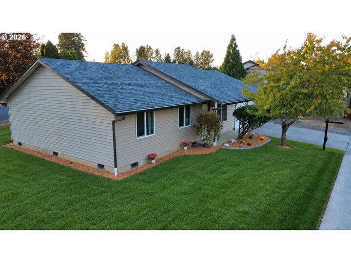 Property Photo:  1100 SE 4th Ave  WA 98604 