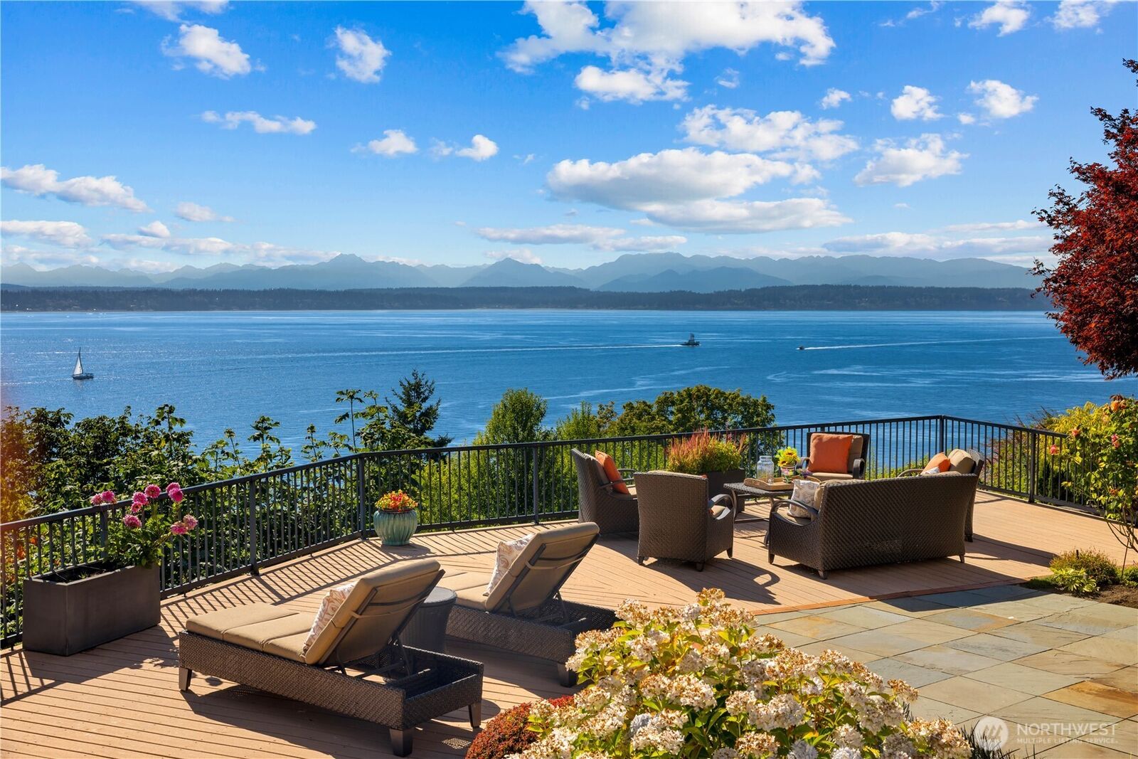 Property Photo:  2555  Magnolia Boulevard W  WA 98199 