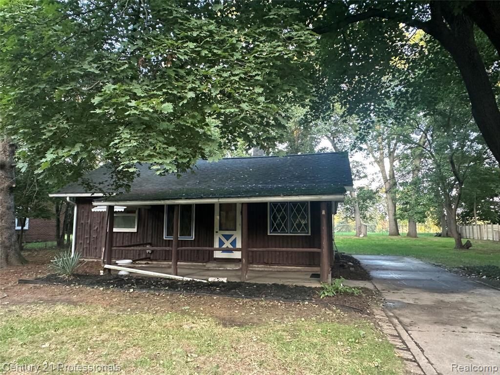 Property Photo:  21776 E Fairway Drive S  MI 48033 
