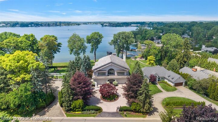 Property Photo:  2980 Middlebelt Road  MI 48323 