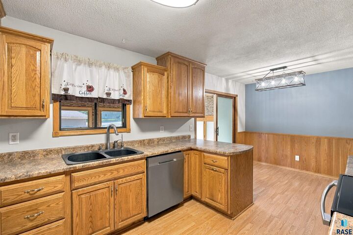 Property Photo:  1512 S Judy Ave  SD 57103-3507 