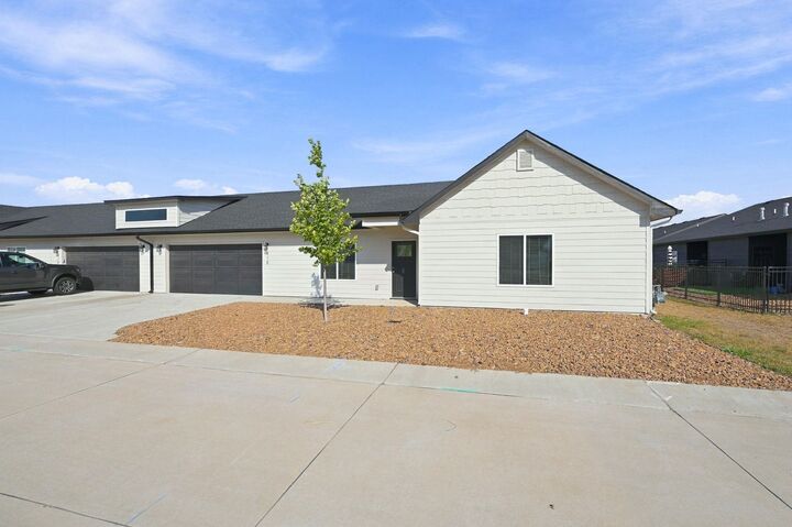 Property Photo:  478 E Harper St  KS 67147-8948 
