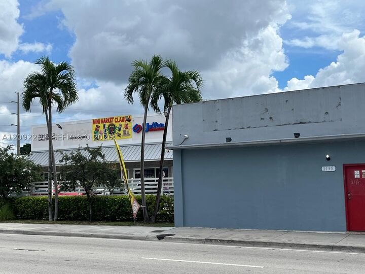 Property Photo:  