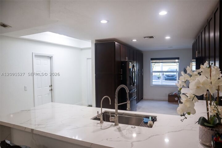 Property Photo:  1575 Zenith Way 1575  FL 33327 