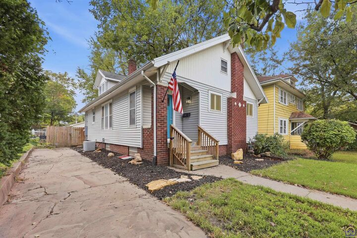 Property Photo:  2111 SW Huntoon St  KS 66604 