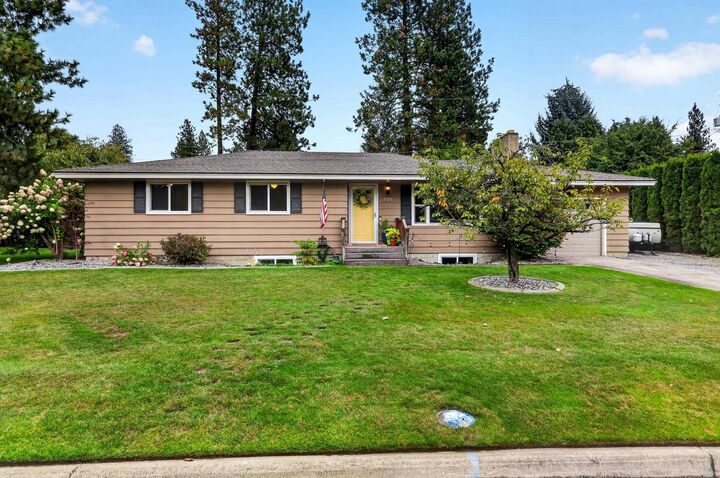 Property Photo: 6920 N Fox Point Dr WA 99208