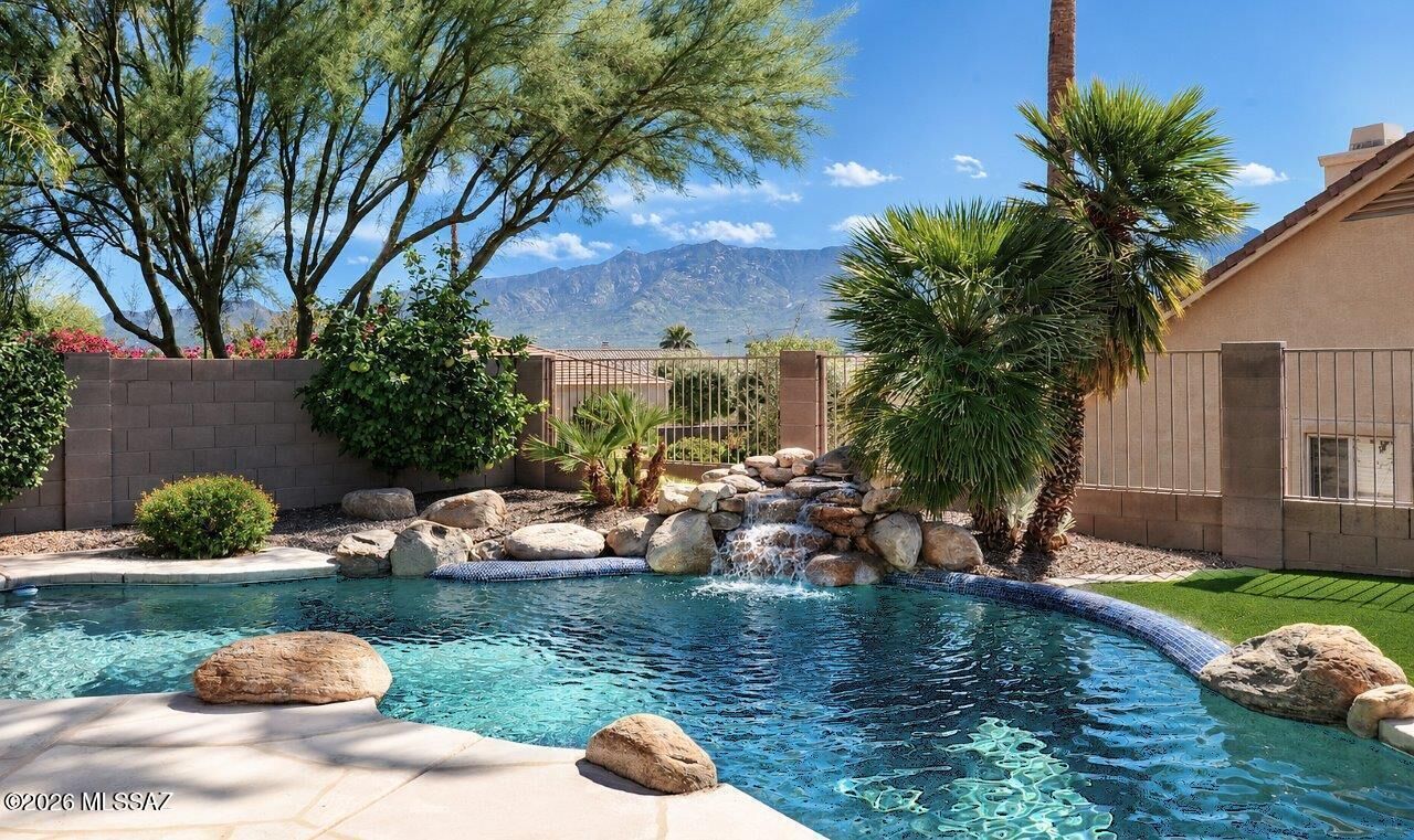 Property Photo: 13940 N Eddington Place AZ 85755