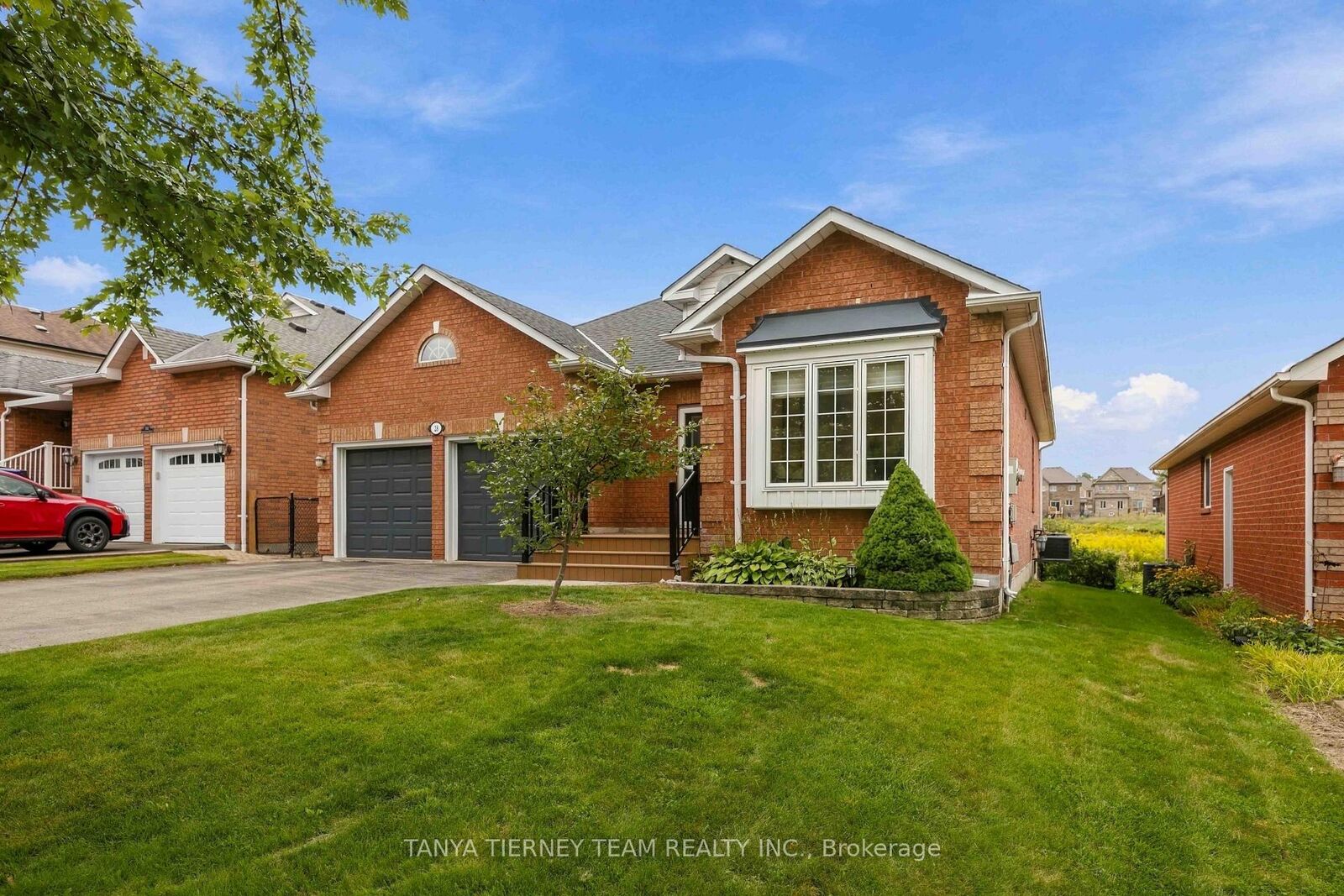 Property Photo:  28 Perryview Drive  ON L9L 1T5 