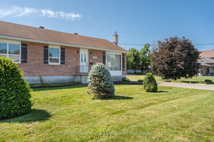 Property Photo:  1880 Kingsdale Avenue  ON K1T 1J1 