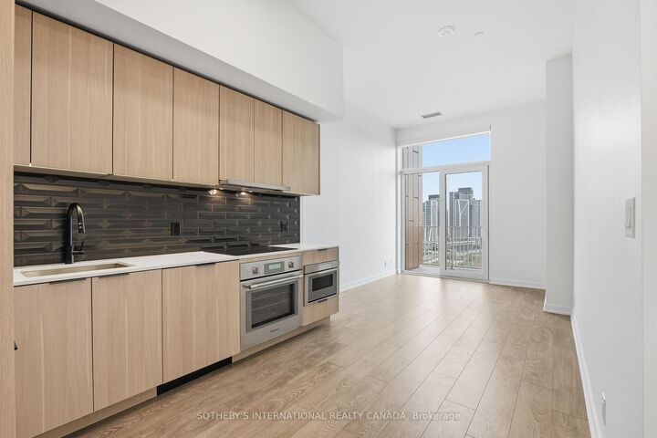 Property Photo:  88 Bathurst Street Ph14  ON M5V 0W8 