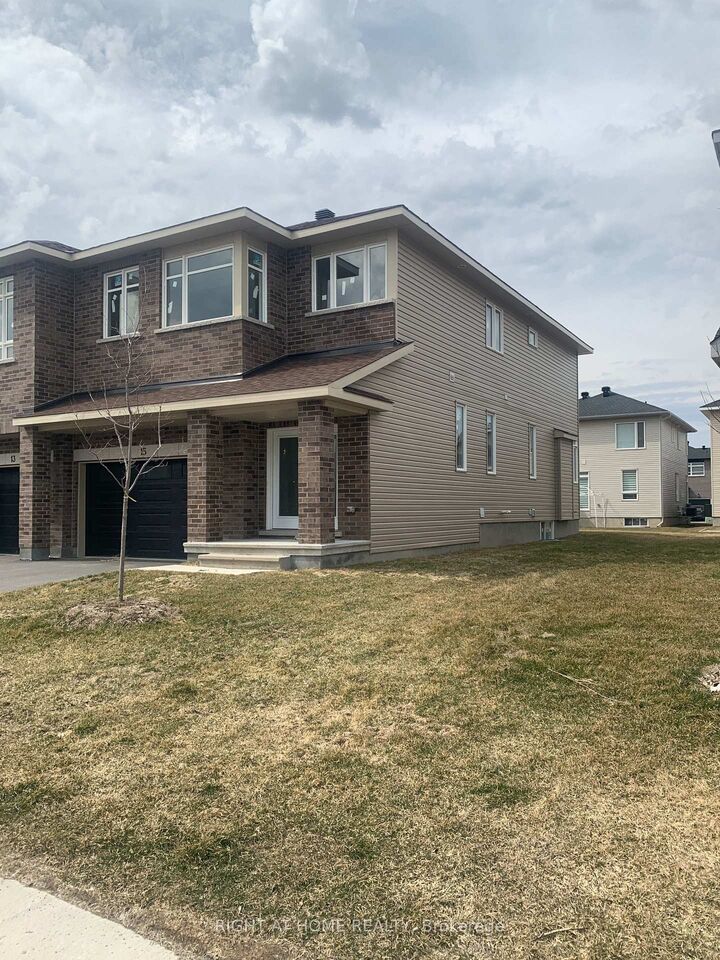 Property Photo:  15 Wylie Way  ON K7C 0C4 