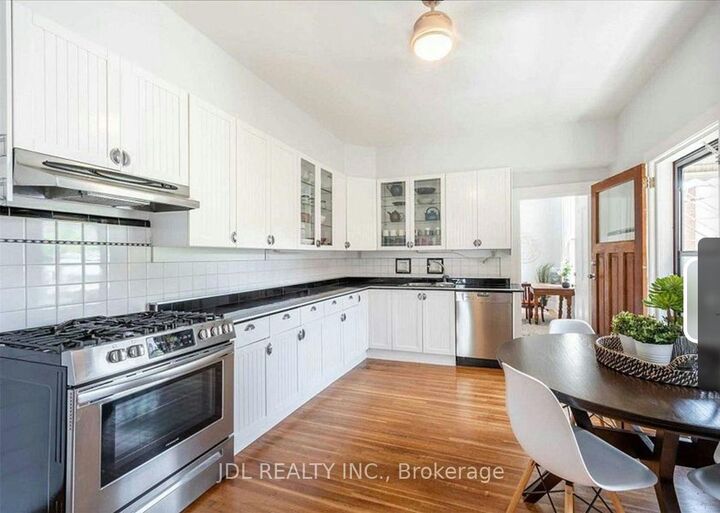 Property Photo: 137 Denison Ave Avenue Suite A 2nd Floor ON M5T 2N2