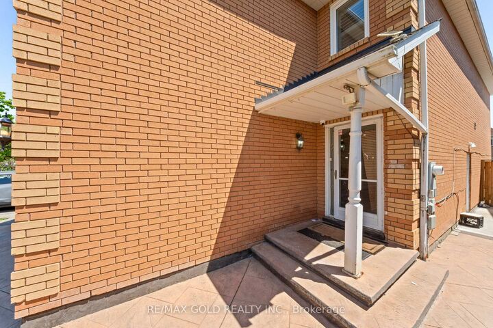 Property Photo:  31 Ravenscliffe Court  ON L6X 4N8 