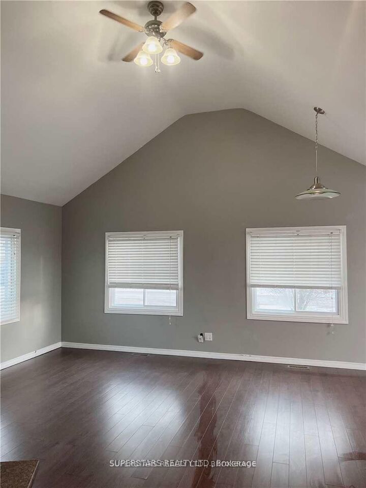 Property Photo:  276 Parkwood Avenue  ON L4P 2X3 