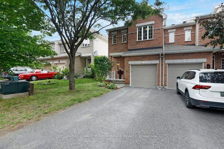 Property Photo:  306 Waymark Crescent  ON K2M 0A4 