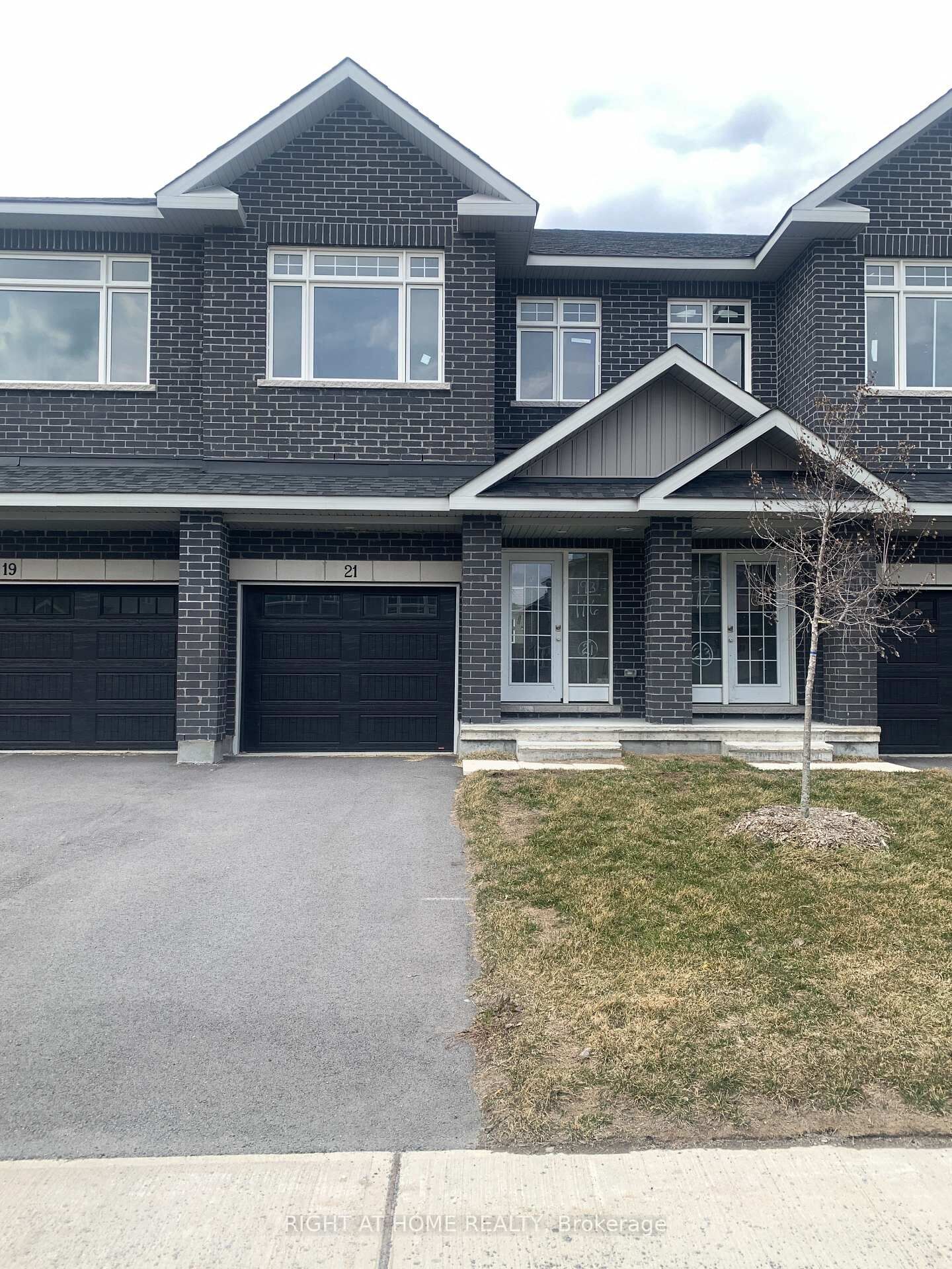 Property Photo:  21 Wylie Way  ON K7C 0C4 