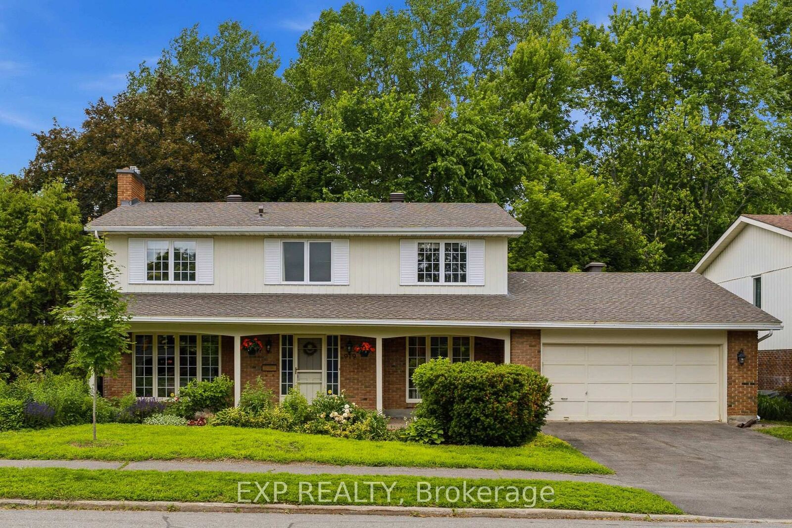 Property Photo:  919 Plante Drive  ON K1V 9E3 