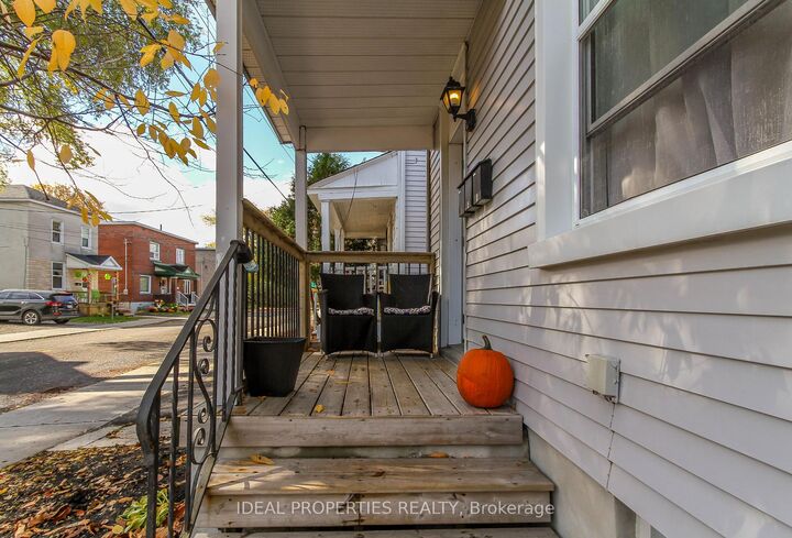 Property Photo:  185 Louisa Street 2  ON K1R 6Y9 