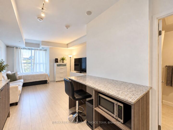 Property Photo:  31 Tippett Road 427  ON M3H 0C8 