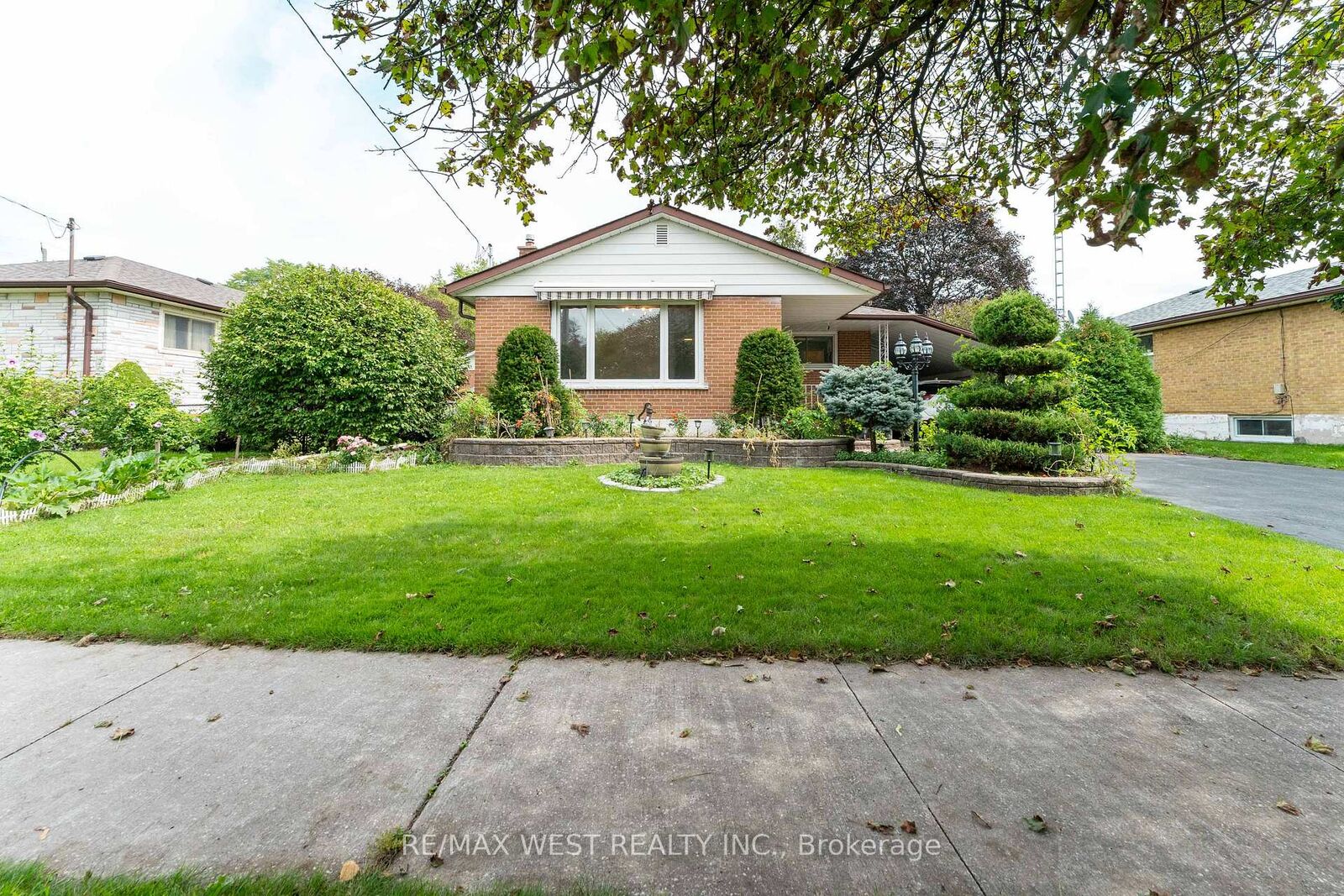 Property Photo:  203 Lupin Drive  ON L1N 1Y2 