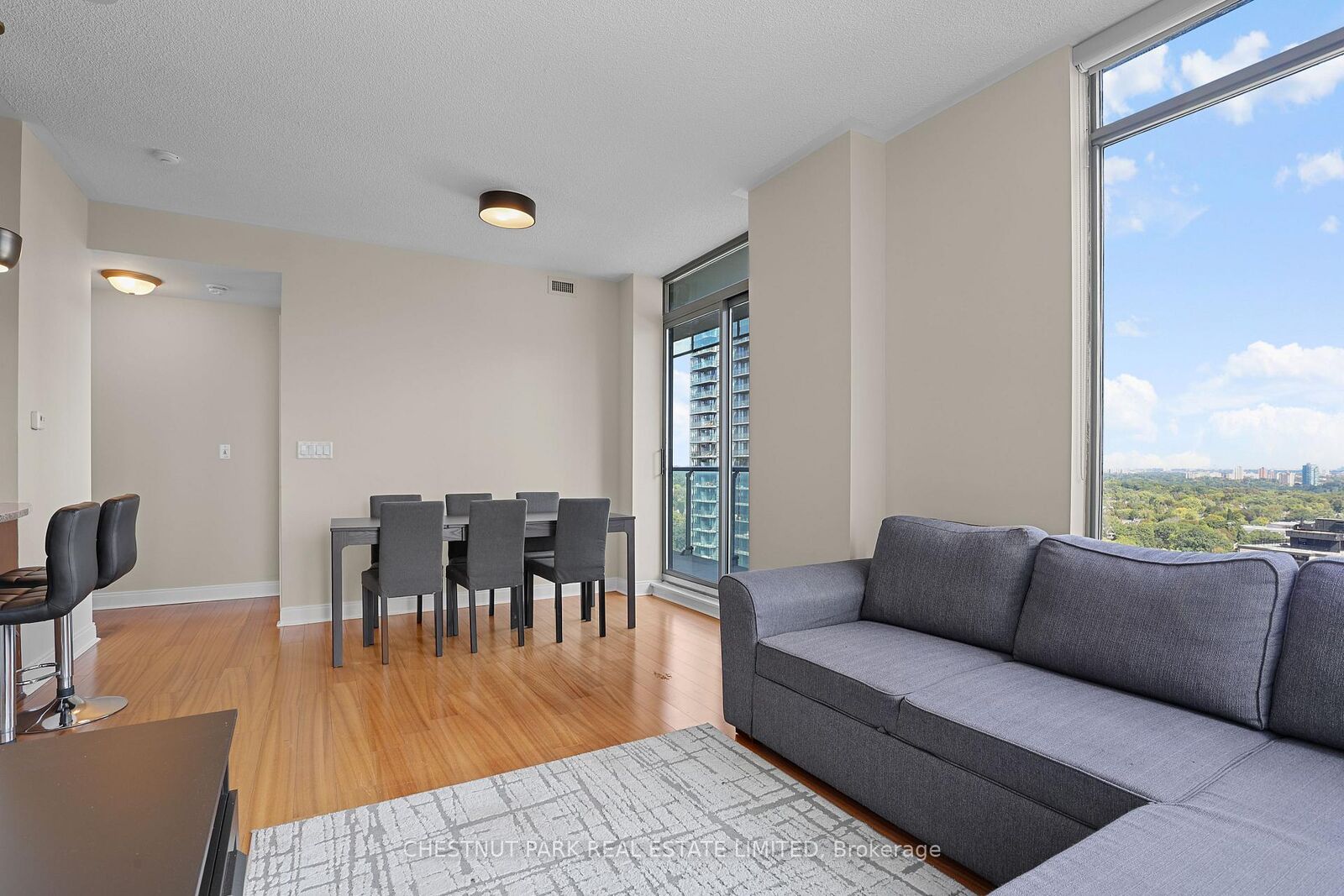 Property Photo:  18 Yorkville Avenue 2002  ON M4W 3Y8 