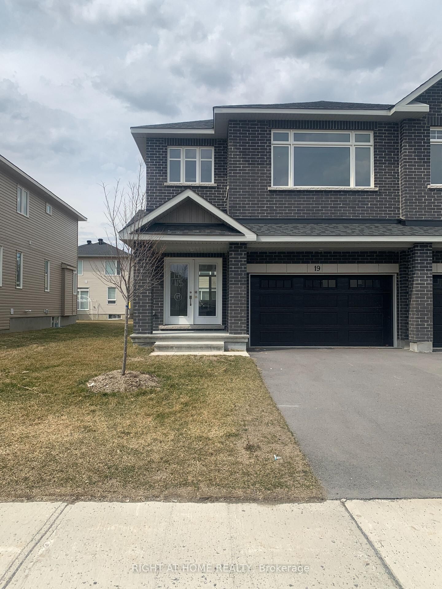 Property Photo:  19 Wylie Way  ON K7C 0C4 