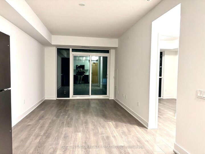 Property Photo: 204 Burnhamthorpe Road E 903 ON L5A 0B3