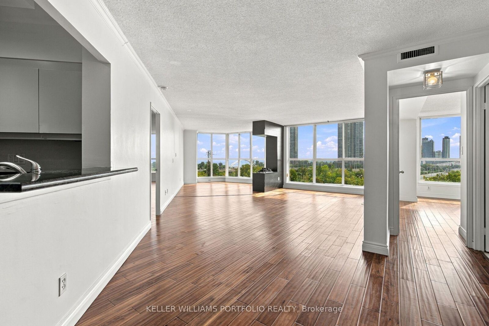 Property Photo:  22 Southport Street 940  ON M6S 4Y9 