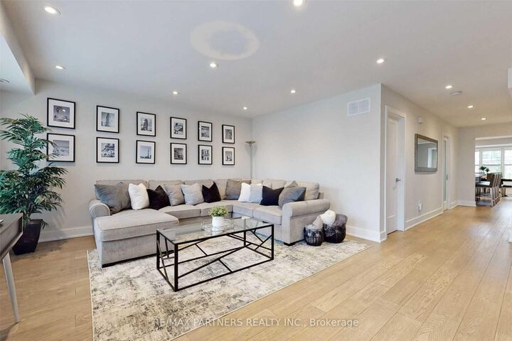 Property Photo: 2722 Bur Oak Avenue ON L6B 1K5