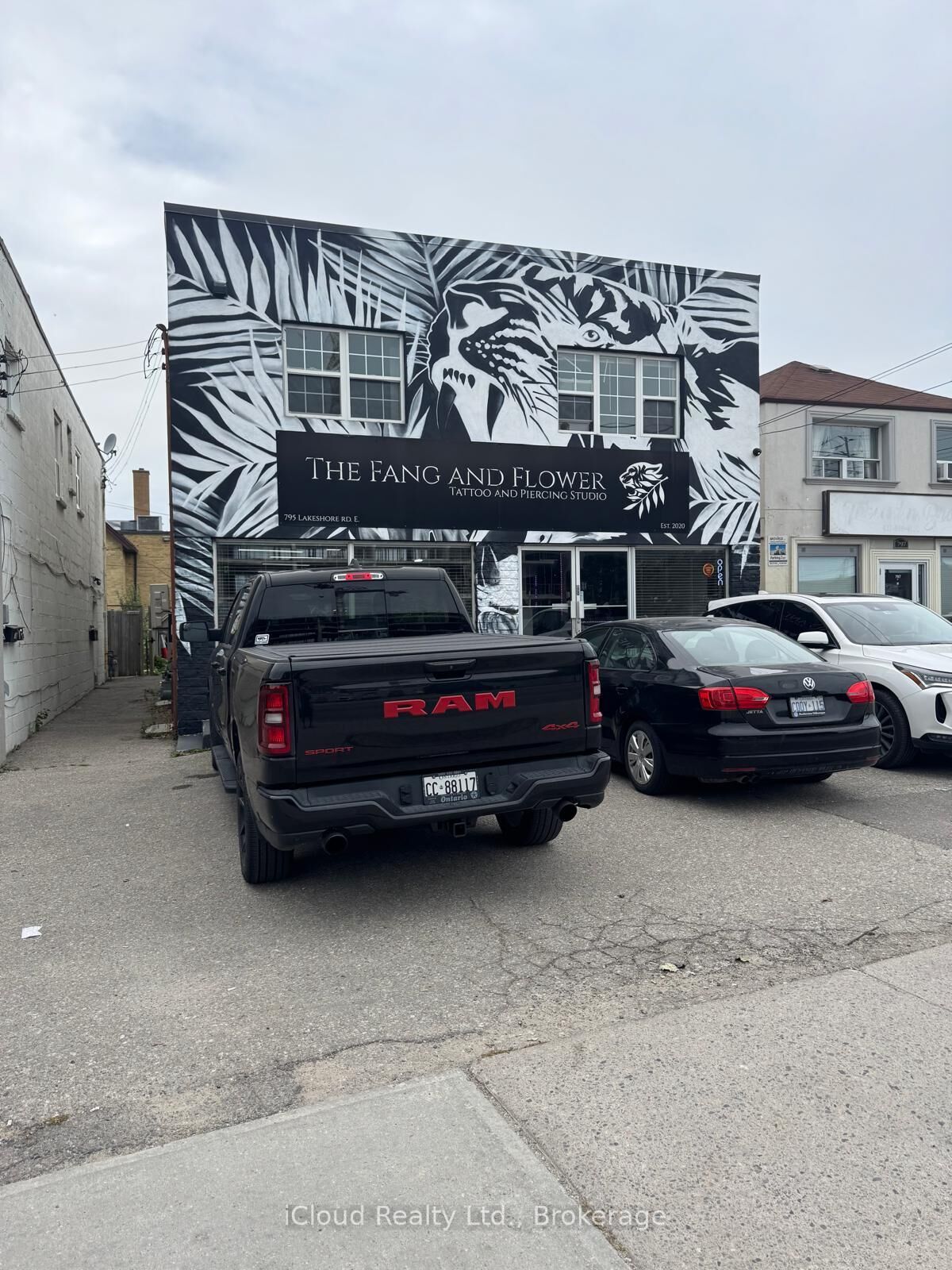 Property Photo: 795 Lakeshore Road E 2C ON L5E 1C8