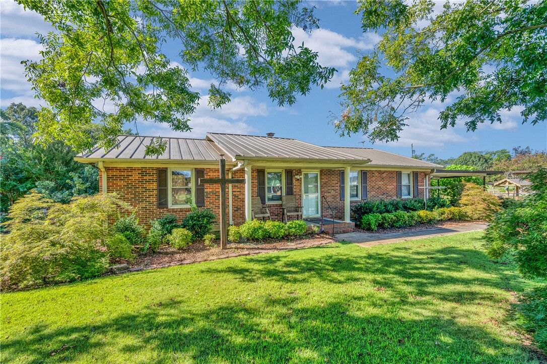 Property Photo: 619 Foster Road SC 29697