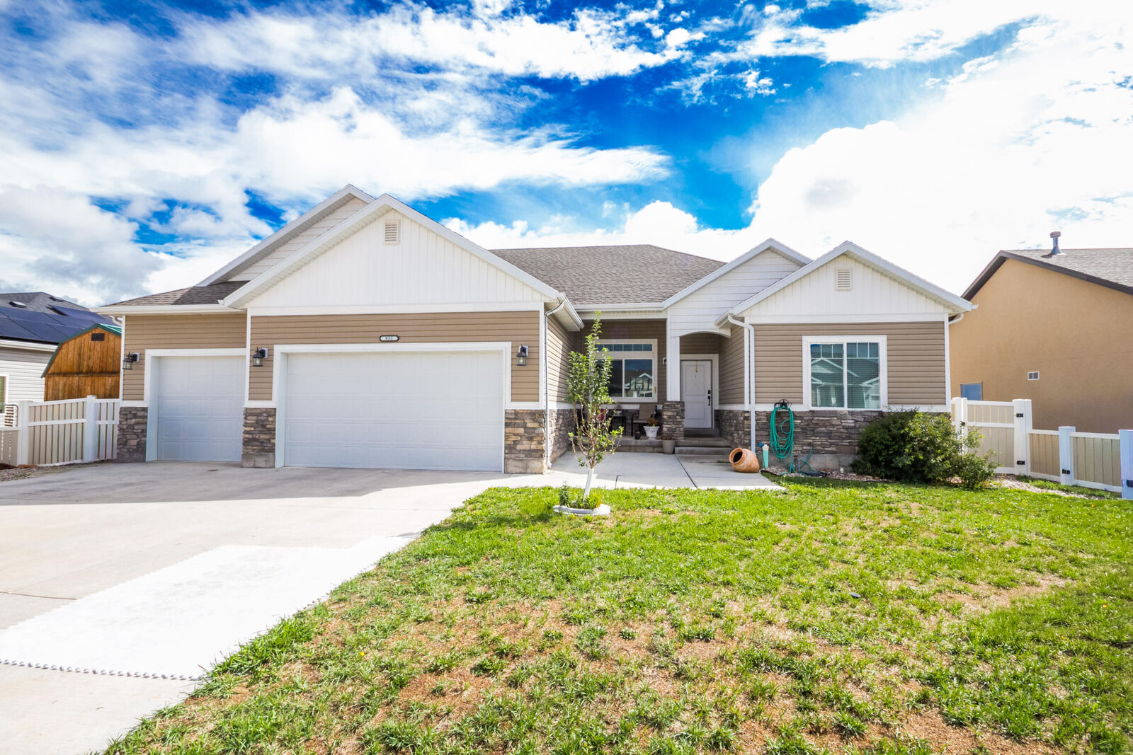Property Photo:  933 S 250 W  UT 84078 