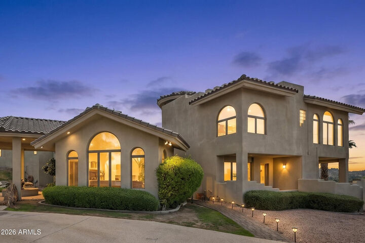 Property Photo: 1121 E Country Gables Drive AZ 85022