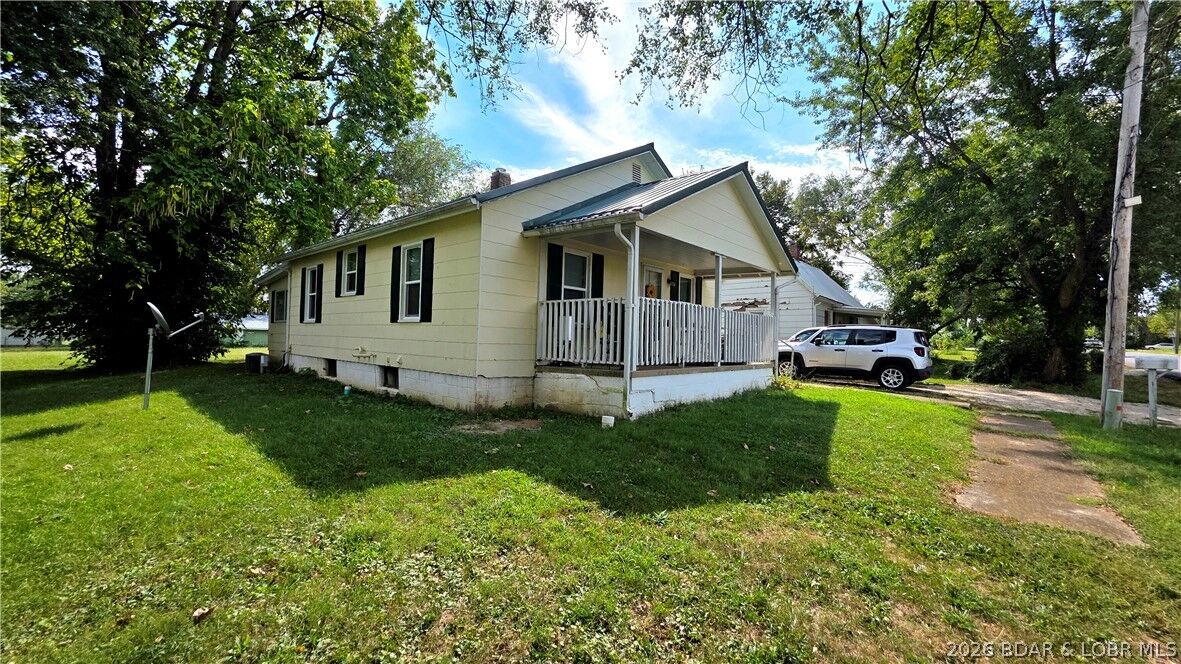 Property Photo:  410 S Oak St  MO 65084 
