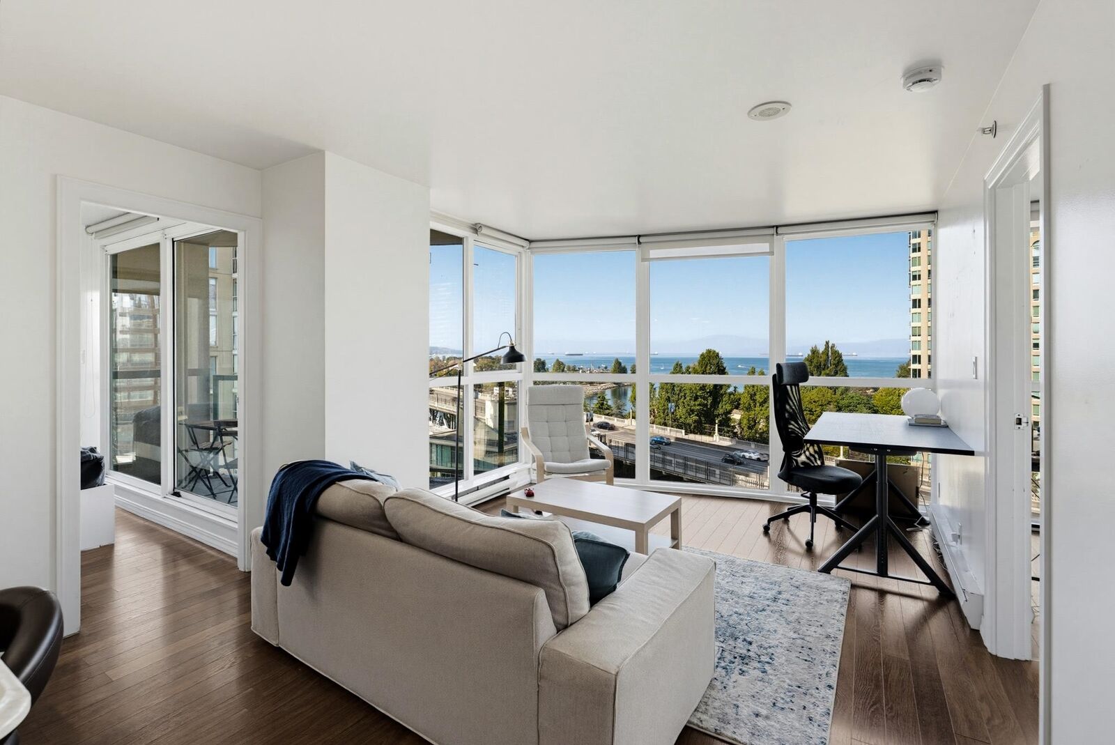 Property Photo:  907 Beach Avenue 1401  BC V6Z 2R3 