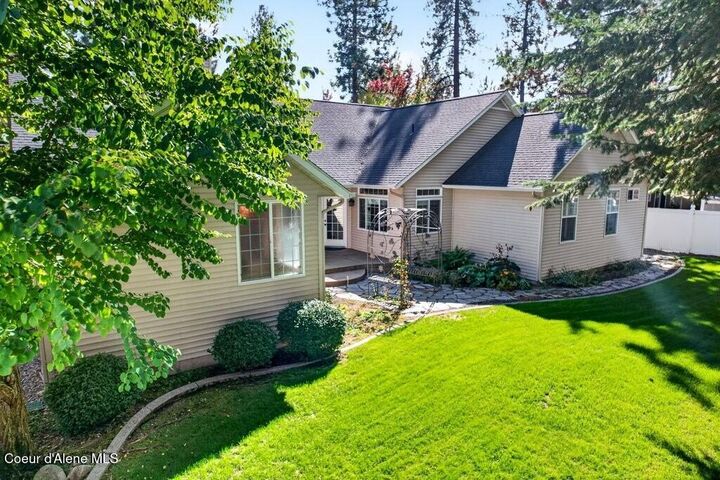 Property Photo:  1107 S Riverside Harbor Dr  ID 83854 