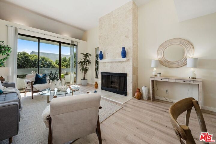Property Photo:  1252 11th St, Unit Ph 306  CA 90401 