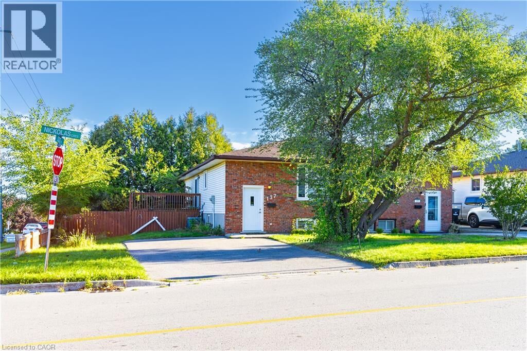 Property Photo:  137 Nickolas Crescent  ON N3C 3L7 