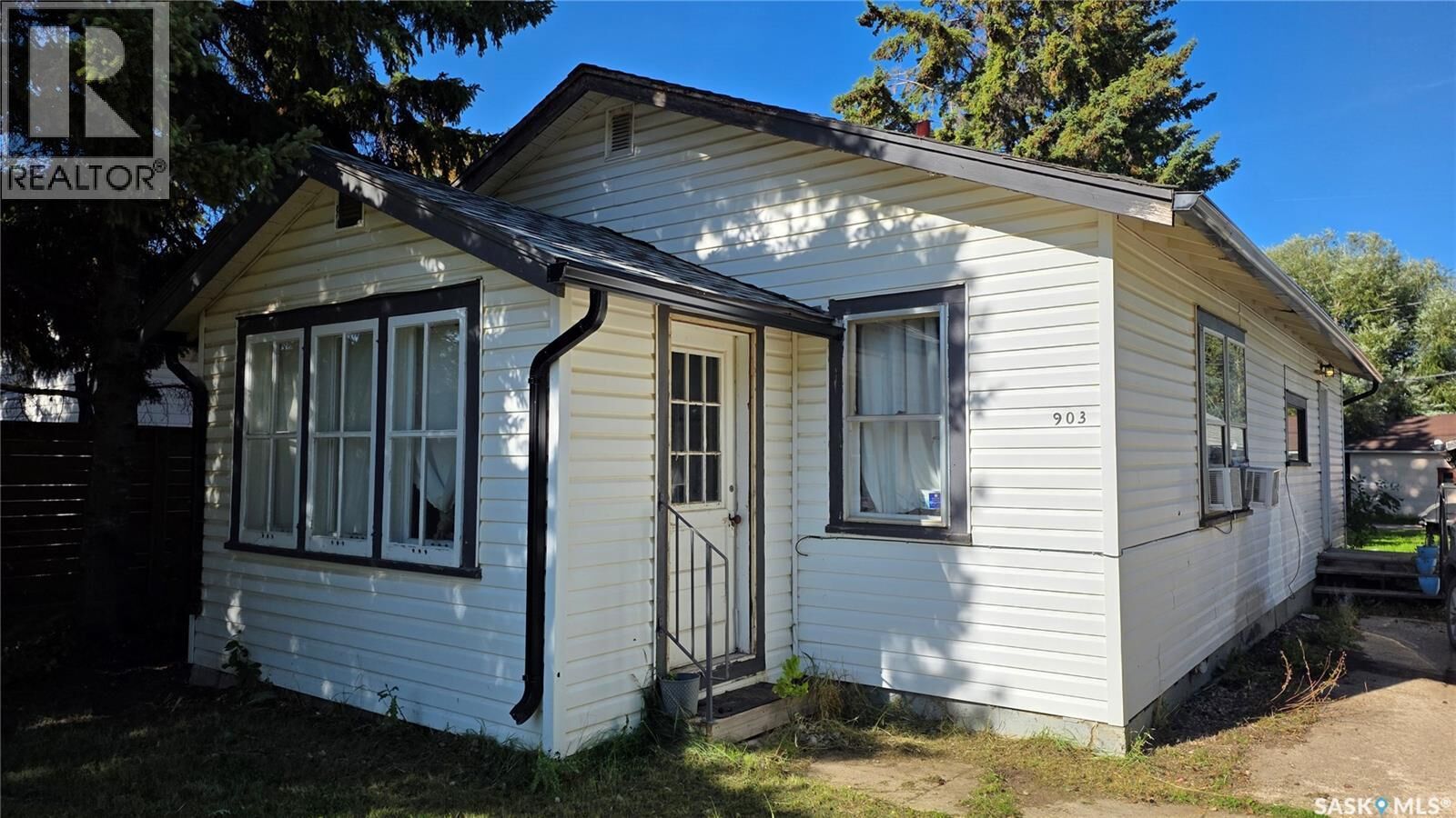 Property Photo: 903 103rd Avenue SK S0E 1T0
