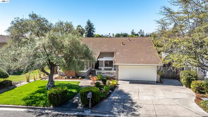 Property Photo: 40361 Loro Pl CA 94539