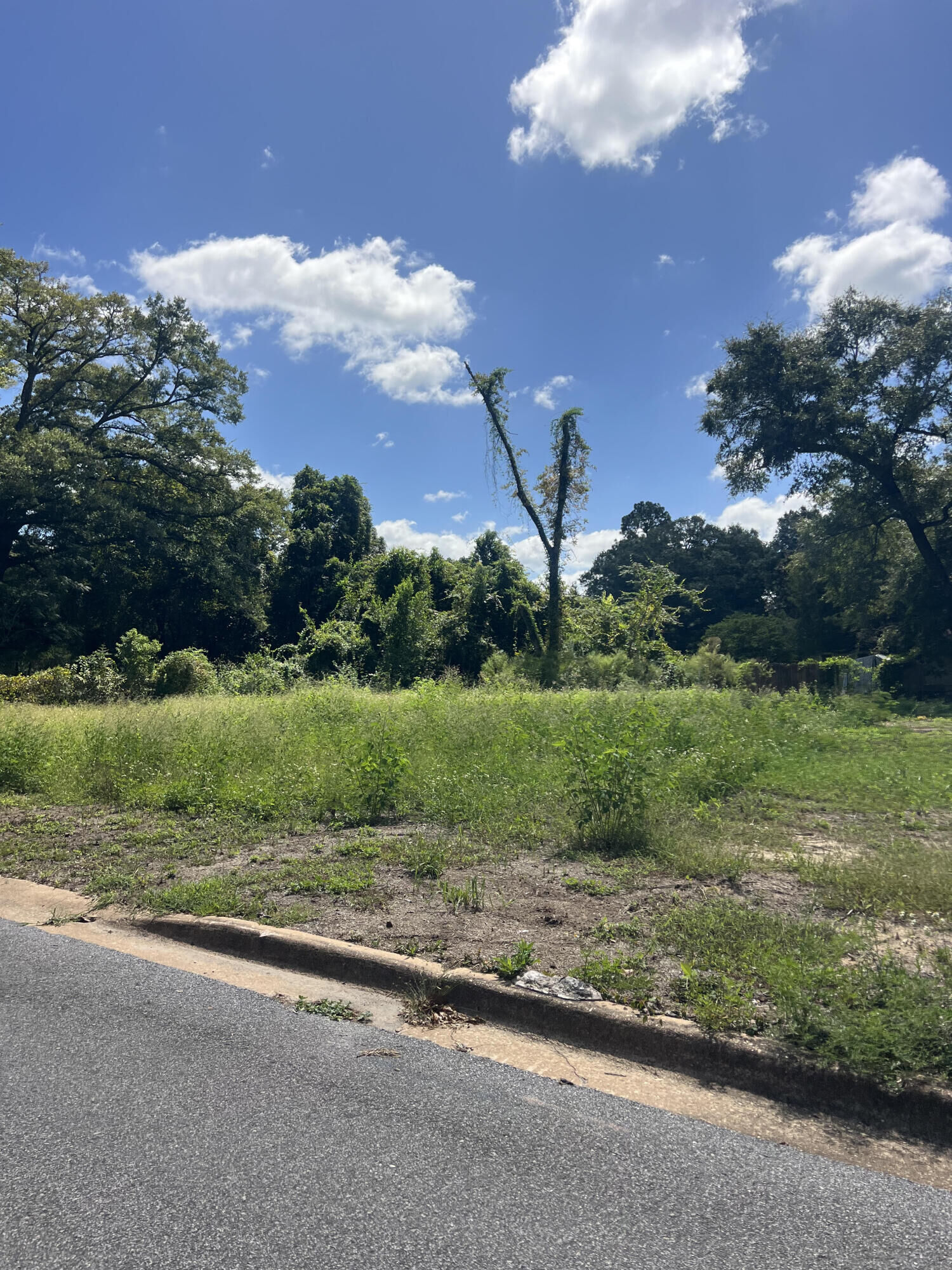 Property Photo: 625 W Walnut Avenue FL 32536