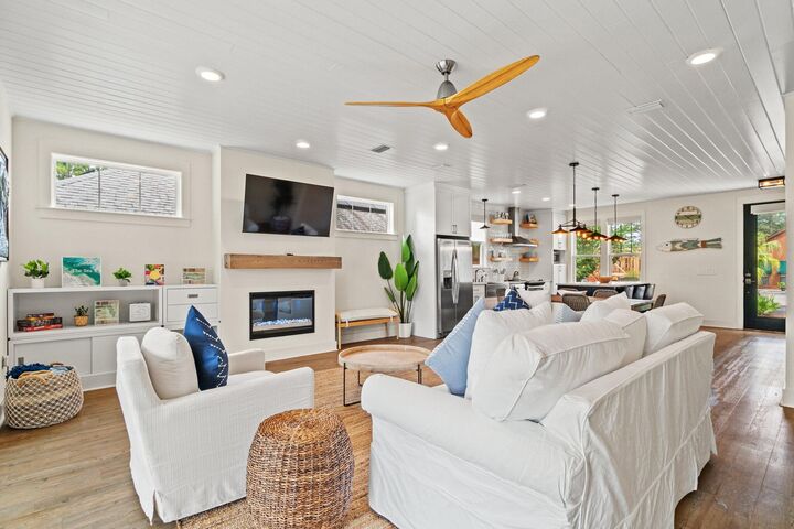 Property Photo: 319 Pinetree Drive FL 32408